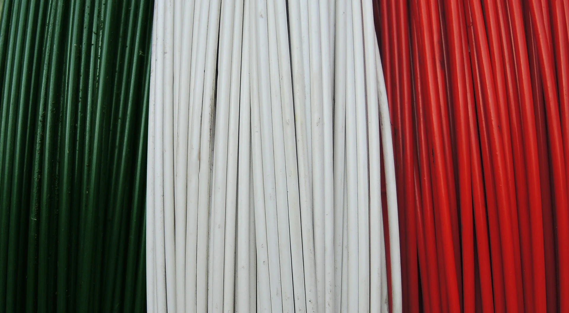 PVC-ummantelte Drähte in den Farben der italienischen Flagge